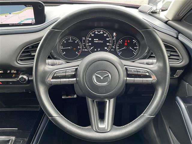 こちらはハンドルの写真です。中古車なので、若干の使用感はありますが、破損、不具合等はありません。ユーザー様から買取した車両を、一台一台チェックして問題のない車両を珪砂しております。ご安心ください。