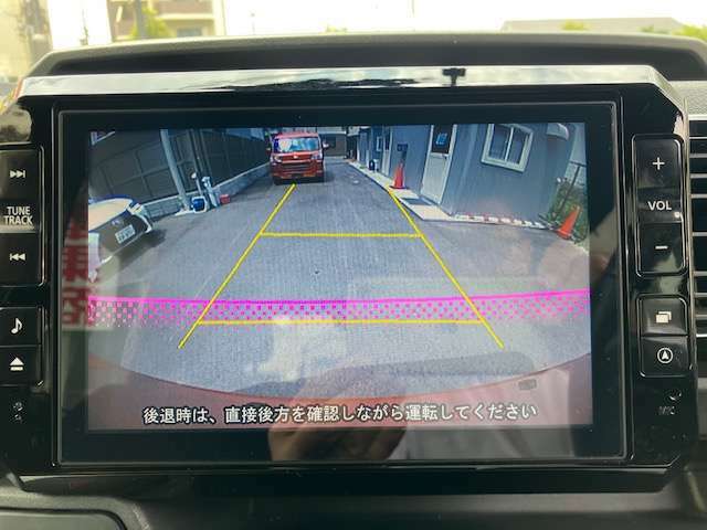 バックカメラ付きで、後方確認も楽々です。