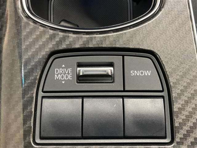 、雪道発進時の強い味方「SNOW」への切替えが可能です。ECO・NORMAL・SPORT・COMFORT・CUSTOM等、気分や走行状況に合わせてドライブモードが選べます。