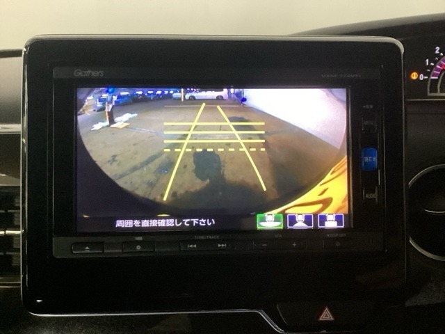 後方確認が便利なバックカメラ搭載、駐車時も安心です！！