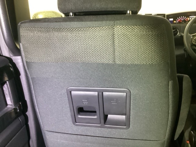 【スーパースライドシート】助手席を前後に大きくスライドできるので、多目的な車内空間の活用ができます。
