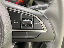 【クルーズコントロール】高速道路もラクラク走行。アクセルを離しても一定速度で走行ができ、長距離運転時の負担を軽減！加速・減速も簡単なスイッチ操作で調整できます。