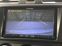 【バックカメラ】駐車時に後方がリアルタイム映像で確認できます。大型商業施設や立体駐車場での駐車時や、夜間のバック時に大活躍！運転スキルに関わらず、今や必須となった装備のひとつです！