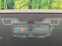 【アイサイトVer2】前方の車両等を検知し、衝突しそうな時は警報で注意を促し、ブレーキを踏む力をサポート。ブレーキを踏めなかった場合は衝突被害軽減ブレーキが作動、衝突回避をサポートします。