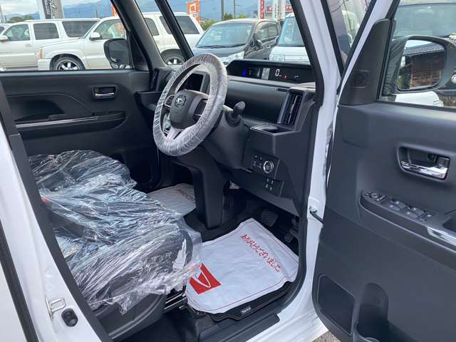 【フロント運転席シート】ベンチシートで助手席への移動もラクラクです。