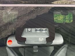 【トヨタセーフティセンス】走行中に前方の車両等を認識し、衝突しそうな時は警報とブレーキで衝突回避と被害軽減をアシスト。より安全にドライブをお楽しみいただけます。