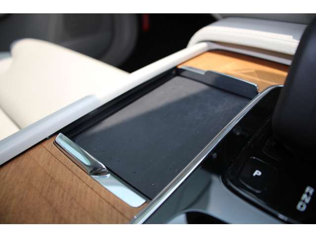 対応機種のスマートフォンを、トンネルコンソールの下のラバープレートに置いておくだけで充電可能。センターディスプレイの機能ビューを使用して、充電プレートのオンとオフを切り替えることができます。