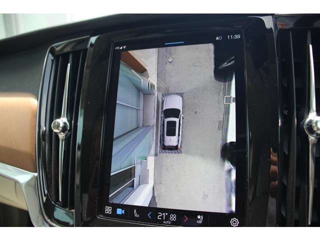 リアカメラによる後方の確認だけでなく、真上から見下ろすバードアイ映像を映し出す360度ビューカメラで、自車周辺の詳細な状況を確認できます。見通しが悪く狭い場所で車を取り回す際には心強い味方となります