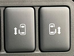 【両側パワースライドドア】スマートキーや運転席のスイッチで後席両側スライドドアの開閉が可能♪電動だから力を入れてドアを開ける必要が無く、小さなお子様でも簡単に開け閉めでき快適です♪