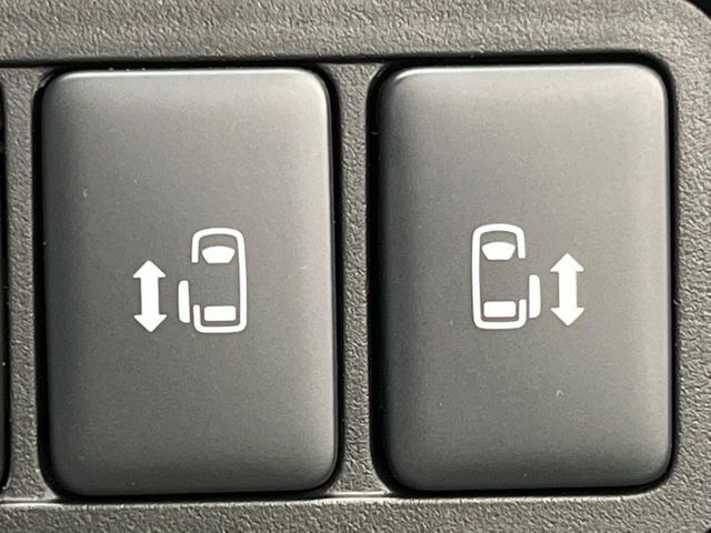 【両側パワースライドドア】スマートキーや運転席のスイッチで後席両側スライドドアの開閉が可能♪電動だから力を入れてドアを開ける必要が無く、小さなお子様でも簡単に開け閉めでき快適です♪