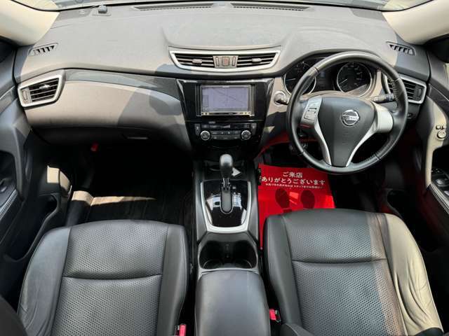 【室内】コックピット。車内もキレイで嫌な臭いもありません！ご納車後の臭いが付きにくくなる「空気触媒コーティング」もあります。