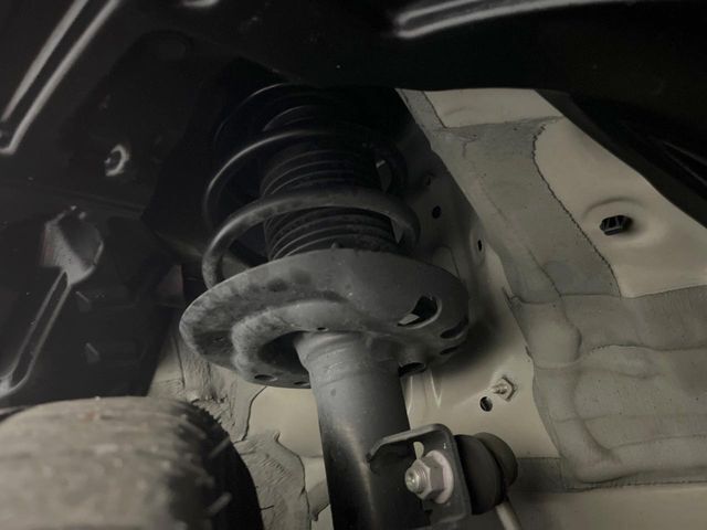 お車を安心してお乗りいただく為には、足回りの定期点検が欠かせません。サービスサポート（有償保証）では無料点検もご提供しており、安心のカーライフをお過ごしいただけるサポート体制が整っています。