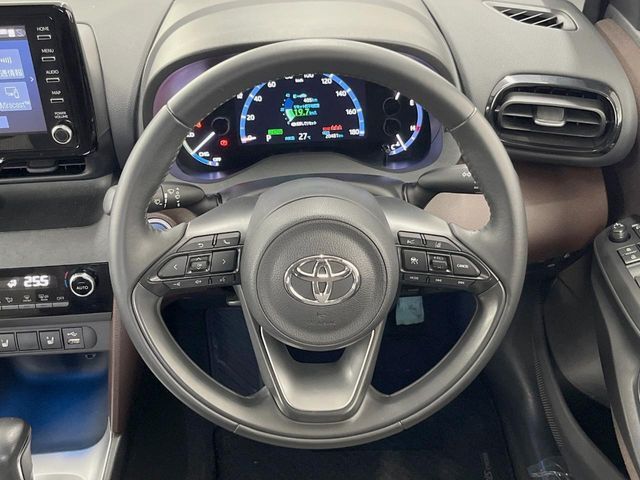 インテリアに合わせたデザインのステアリングは、運転される方のことも考え、運転しやすい形状、大きさです。是非一度、実際に触ってお確かめください。