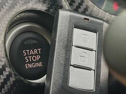 【インテリジェントキー】カバンやポケットに入れたままでもドアの施錠・解錠が可能なスマートキーを装備。エンジンのオン・オフ時もカギを取り出す必要が無いからとっても便利です♪