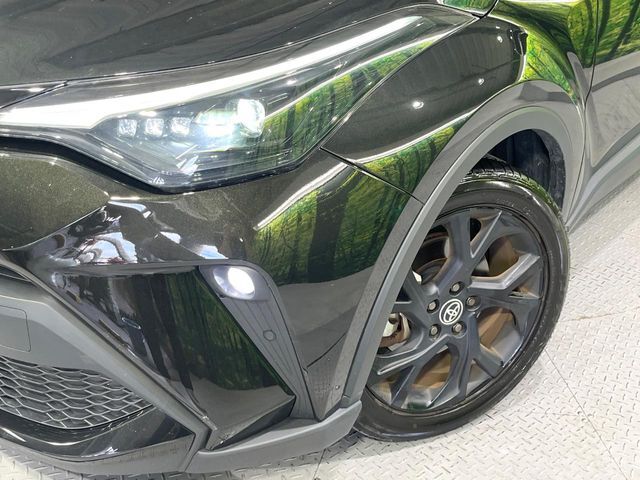 【アダプティブハイビーム】遠くまで明るく照らすハイビームを先行車や対向車に照射しない様、自動で調整！毎回手動で切り替える必要がなく、夜間走行時のストレスも軽減。安全性向上にも寄与します。