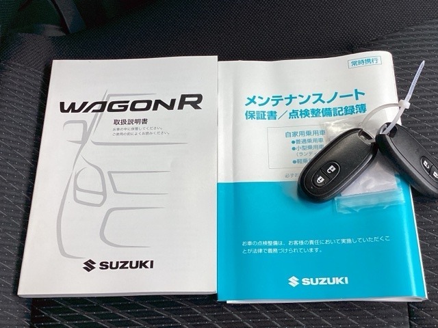 メンテナンスノート【整備記録簿】、取説も揃ってます。スマートキーはバッグなどにしまったままボタン操作でエンジンの始動・停止ができて大変便利です。