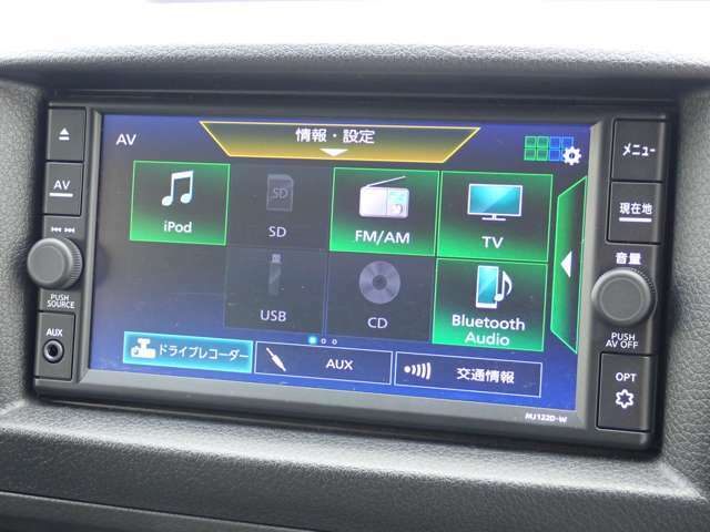 純正メモリーナビゲーション（MJ122D-W）が装備されています。CD再生＋フルセグTV視聴が可能です。Bluetooth対応です。