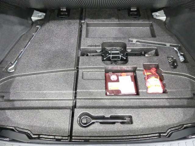 スペアタイヤレス車です。応急セットを搭載しております。