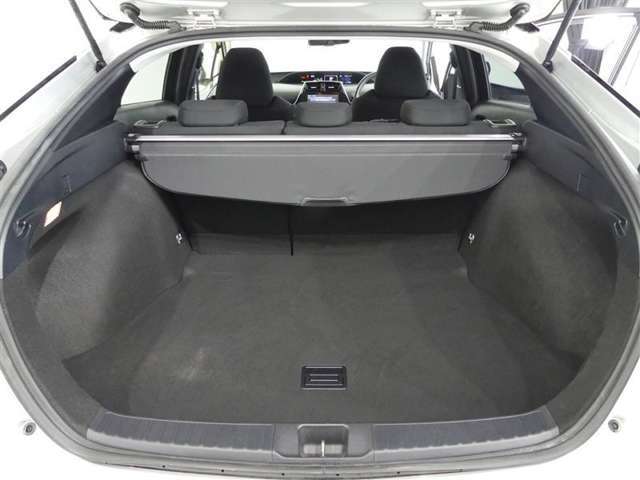 広く開口部の大きいトランクルームは、荷物の出し入れも楽です。トノカバーがあるのでプライバシーも守られますね。