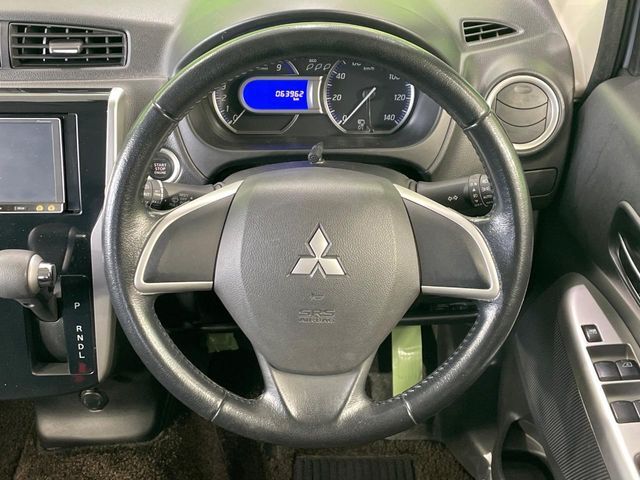 インテリアに合わせたデザインのステアリングは、運転される方のことも考え、運転しやすい形状、大きさです。是非一度、実際に触ってお確かめください。