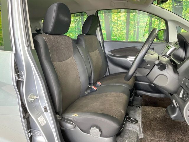 運転席まわりには十分なスペースがあり、大柄な方でもゆったり運転していただける環境です。