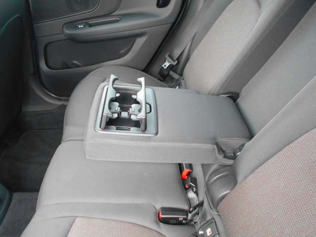 リヤ席専用のアームレストにはドリンクホルダー付きです。