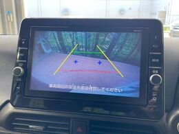 【バックカメラ】駐車時に後方がリアルタイム映像で確認できます。大型商業施設や立体駐車場での駐車時や、夜間のバック時に大活躍！運転スキルに関わらず、今や必須となった装備のひとつです！