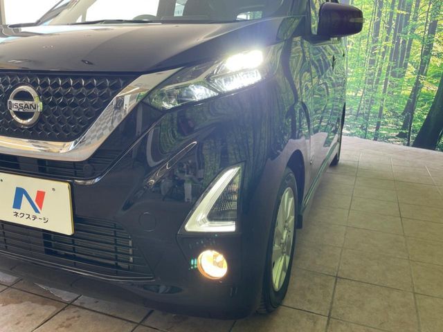【LEDヘッドライト】悪天候や夜間走行時も良好な視界を確保し安心して運転できる高輝度LEDヘッドライトを装備！点灯速度が早く、消費電力も抑えられています。