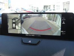 見えない部分の危険察知をサポート♪前後左右に備えた4つのカメラを活用し、センターディスプレイに表示。前後8つのパーキングセンサーで対象車両・物を検知して警告音でお知らせ。安心な運転操作に役立ちます。
