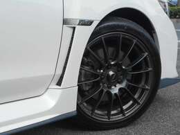 ウエッズスポーツ製の18インチアルミ装着しています、大きなダメージ等なく大変きれいなコンディションです