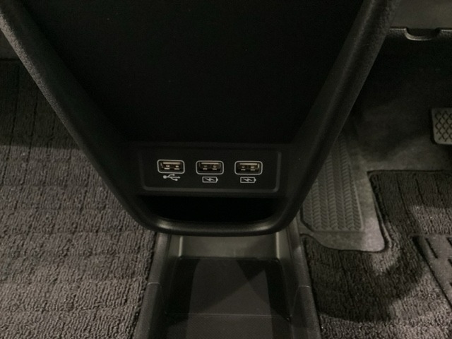 セレクトレバーの下に、スマートフォンなどの充電可能なUSB端子が2個、音源などの外部入力の可能なUSB端子が1個ついています。移動中に充電もできるので便利です。