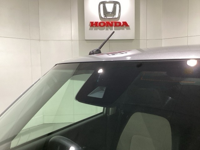 Honda SENSING装着車です。衝突を予測してブレーキをかけたり、前のクルマにちょうどいい距離で走行できる多彩な安心・快適機能を搭載した先進の安全運転支援システムがドライバーをサポートします。