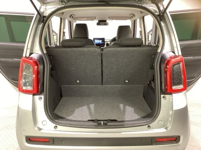 開口部も広く荷物の積み下ろしもしやすいお車となっております。シートの背もたれは5：5の割合で分割して可倒できるので、長いお荷物などを載せることもできます。