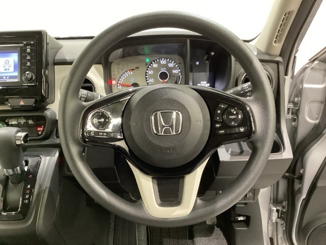 ハンドルにHondaセンシング系のクルーズコントロールやレーンキープアシストなどのスイッチと、オーディオの操作スイッチが装備されています。ハンドルから手を離さず安全に操作できます。