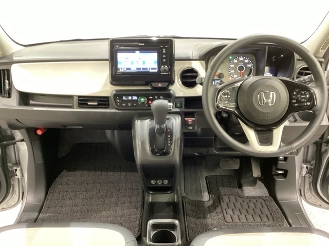車内は光触媒抗菌消臭施工済です。インパネ周りはスタイリッシュなデザインで機能や装備も充実しています。グローブボックスやカップホルダーのほかにトレーなどたくさんの収納スペースが付いています。