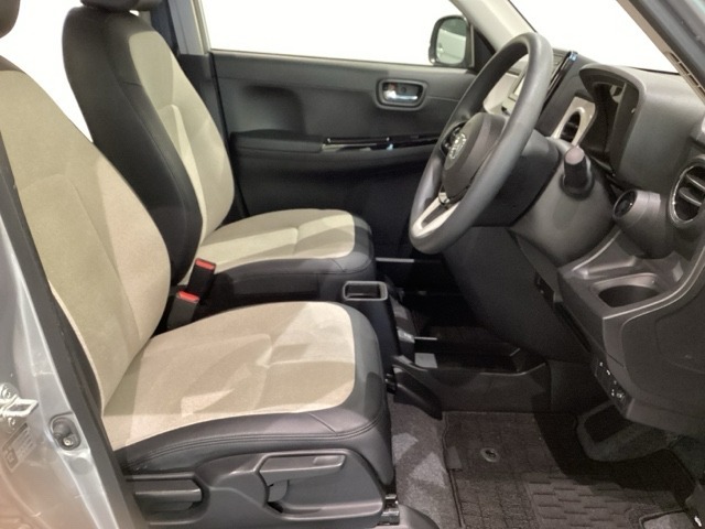 女性でも運転がしやすいように、シートの高さ調整機能（シートリフター）がついています。運転席と助手席の間が空いている為、助手席側への移動がスムーズです。交通量の多い道でも助手席側から乗り降りができます。