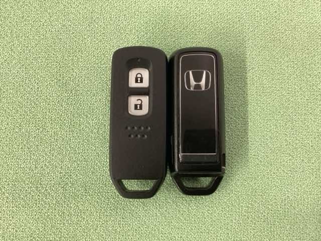 スマートキーを装備しています。鍵を差し込むことなくドアロックの開け閉めと、スタートボタン操作でのエンジンスタートができます。スペアキーも同じものを用意しております。