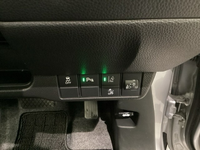 ハンドルの右側にはヘットライトレベライザーとHondaセンシング用のメインスイッチがついています。ヘッドライトレベライザーは道路状況や積荷の加重に応じてライトの高さを調節できます。