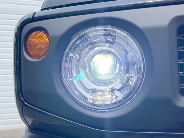 【LEDヘッドライト】悪天候や夜間走行時も良好な視界を確保し安心して運転できる高輝度LEDヘッドライトを装備！点灯速度が早く、消費電力も抑えられています。