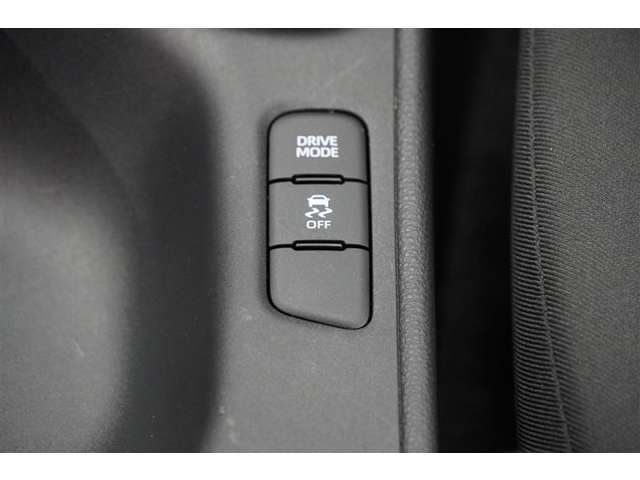 トラクションコントロールは車の安定を保つ装置です。スリップなどタイヤの空転を防いでくれる賢い装置です。オフにせず安全の為にもオンにしておいて下さいね。