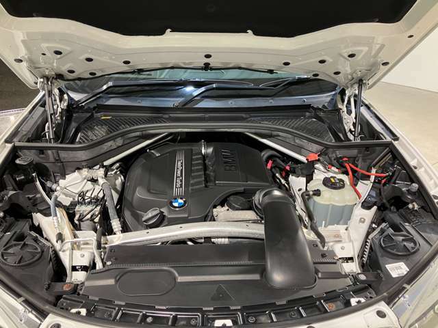 BMW 3.0L 直列6気筒ツインパワーターボ　ガソリンエンジン　：バルブトロニック（無段階可変バルブリフト）、ダイレクトインジェクションシステム、ダブルVANOS（吸排気無段階可変バルブタイミング）