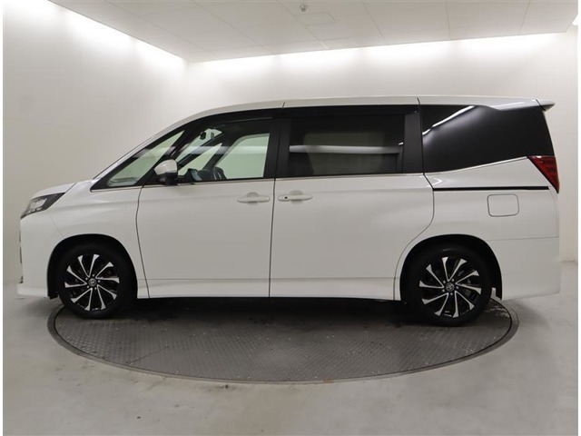 両側パワースライドドア付きだから、狭い駐車スペースなどでの 乗り降りラクラク！小さなお子さまのいるご家庭には嬉しい装備。