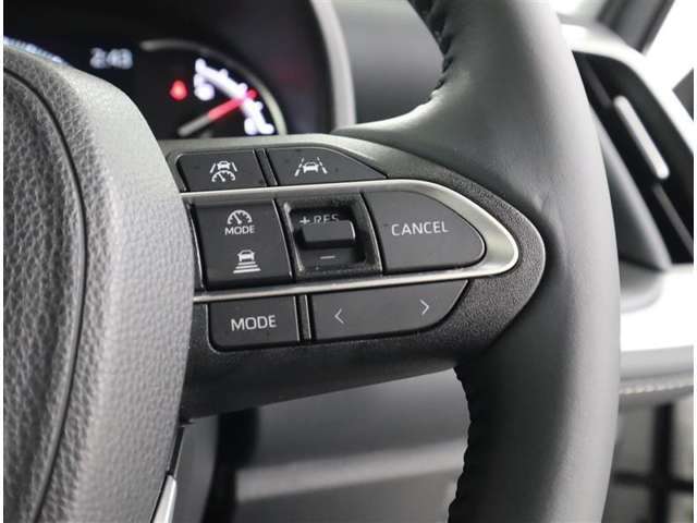 アダプティブクルーズコントロール機能付きです。走行中に先行車の様子を検知しながら、設定した車速の範囲内で先行車との距離のキープを支援します。詳細は販売店スタッフまでおたずねください。