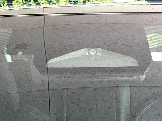 【トヨタセーフティセンス】走行中に前方の車両等を認識し、衝突しそうな時は警報とブレーキで衝突回避と被害軽減をアシスト。より安全にドライブをお楽しみいただけます。