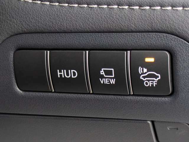 ヘッドアップ・ディスプレイ（HUD）現在のスピードや、前方の車線情報など、運転に必要な情報を、目の前のウインドウガラスに表示する機能です。これにより、目線の移動が少なく済み、安全です。