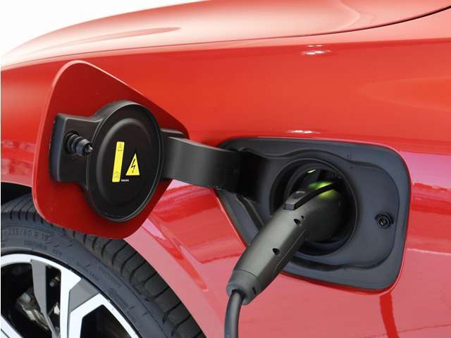 専用コードを接続するだけで簡単に充電が行えます。プラグインハイブリッドモデルRecharge PHEV T6 AWDは、走行中の充電のほか、自宅などに設置された充電機器からの充電が可能です。
