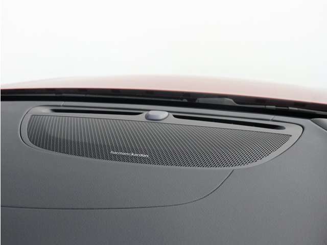 【harman/kardon】世界のオーディオファン垂涎のプレミアムサウンドシステムを搭載。原音に近い音場空間を忠実に再現。乗る人すべてに最良の音響体験を提供します。