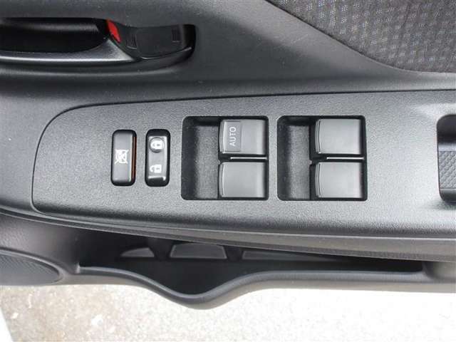 運転席ドア側パワーウィンドウスイッチ。