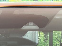【インテリジェントエマージェンシーブレーキ】フロントカメラで前方の車両や歩行者を検知。衝突しそうな時は衝突被害軽減ブレーキが作動、衝突回避をサポート。より安全にドライブをお楽しみいただけます。