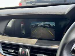 【バックカメラ】駐車時に後方がリアルタイム映像で確認できます。大型商業施設や立体駐車場での駐車時や、夜間のバック時に大活躍！運転スキルに関わらず、今や必須となった装備のひとつです！